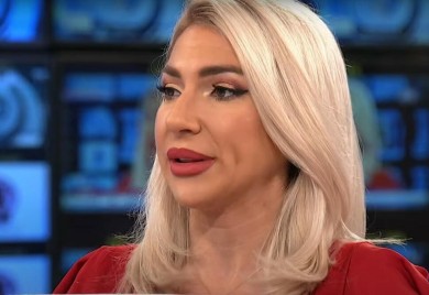 JOVANA U CRVENOM MINIĆU BACILA SVE U TRANS! Nikad kraća haljina, istakla noge, svi gledaju u jedno!