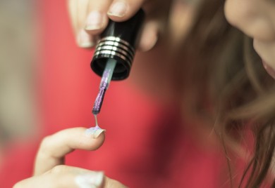 Bočice pune hemikalija: Treba li maloj djeci dozvoliti da lakiraju nokte