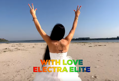 Trans pjevačica Elektra Elite uz tri prsta i sa duginom zastavom poziva na Prajd
