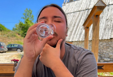 Moj otac je zbog duga ubio čovjeka: Mir traži u manastiru, a potresni detalji iz života pjevača Milana Stankovića tjeraju suze na oči!