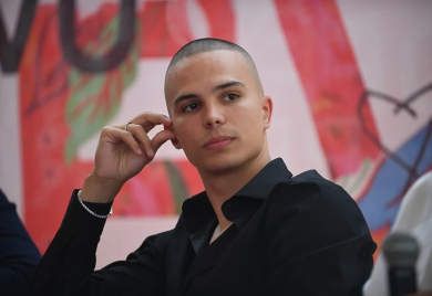 VOJAŽ DOŽIVIO SAOBRAĆAJKU: Pjevaču pola auto SMRSKANO