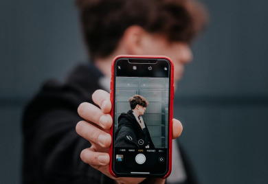 Zašto uvijek izgledamo ljepše u ogledalu, nego na fotografijama