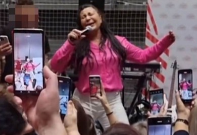 "ŠTA SE DESILO ŽENI S LICEM?!" Stoja neprepoznatljiva, dala 100.000 € na operacije, fanovi u šoku - Pretjerala s BOTOKSOM