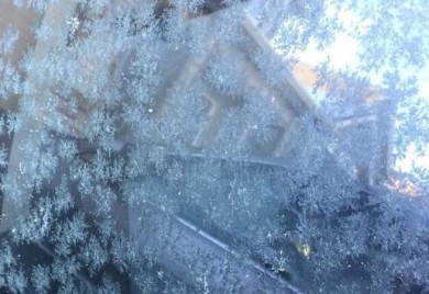 Sjajan trik: Ovako možete ukloniti led sa stakla automobila za samo 10 sekundi