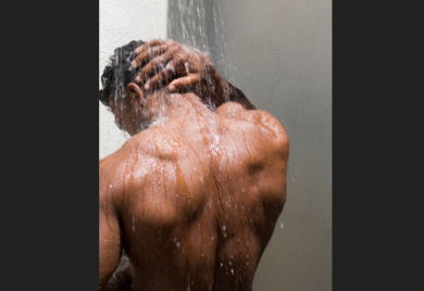 Najnoviji trend: Može li tuširanje hladnom vodom pomoći kod akni?