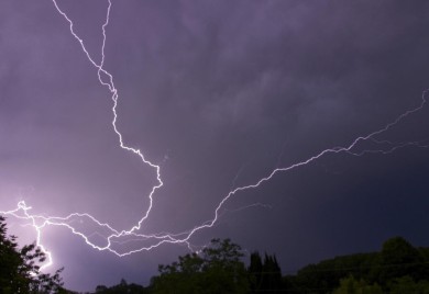Isključujte li uređaje kada je grmi? Evo šta nikako ne smijete da radite