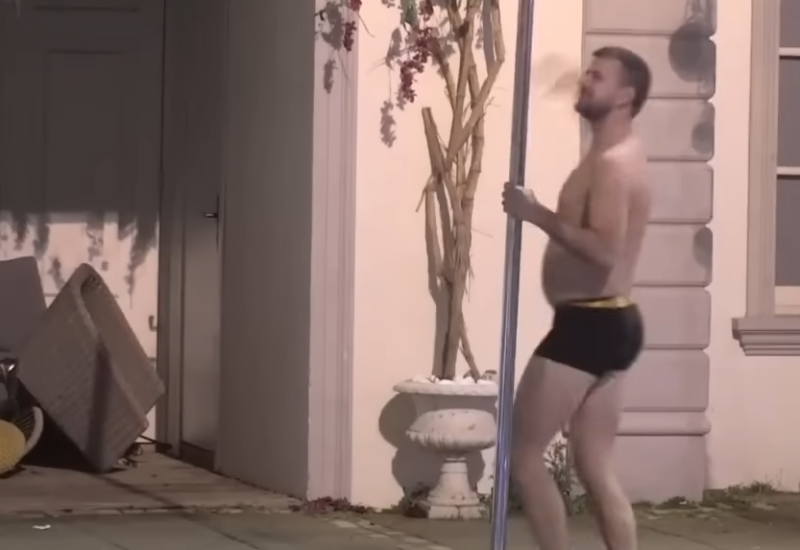 "IGRA BOLJE OD STRIPTIZETE" Mikicu Bojanića ismijavaju na mrežama, folker se uvijao oko šipke u boksericama!