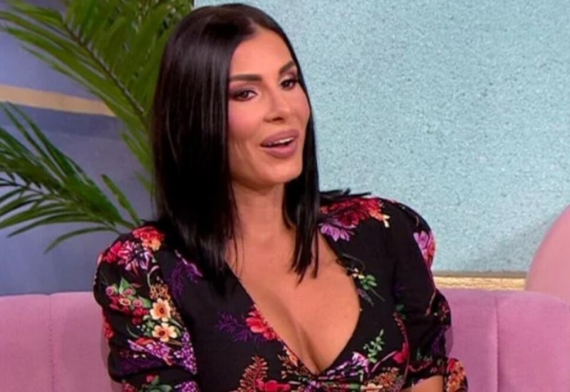 MIA BORISAVLJEVIĆ DUBOKIM DEKOLTEOM BACILA SVE U TRANS! Pjevačica pokazala BUJNE GRUDI, crna haljina samo što ne pokune!