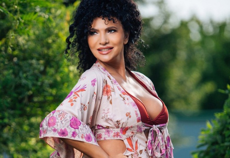 LIDIJA VUKIĆEVIĆ ISTURILA GRUDI U CRNOM BRUSU