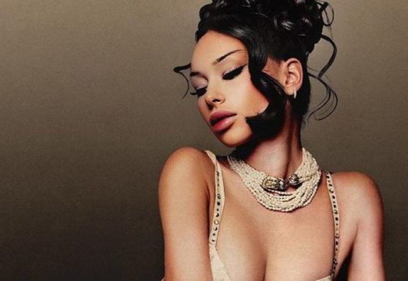 Elena Kitić otišla iz Srbije: Sunča se u minijaturnom bikiniju