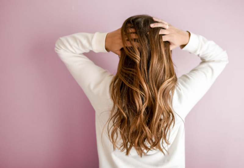 Žene ulažu mnogo truda: Greške zbog kojih se kosa brže masti, a krajevi pucaju