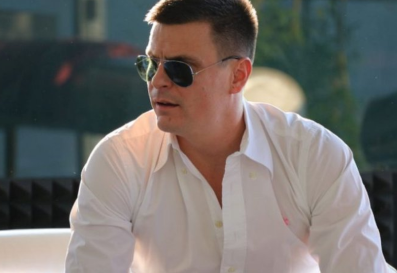 USLIKAN U ZAGRLJAJU PJEVAČICE: Vuk Kostić opet zaljubljen (FOTO)