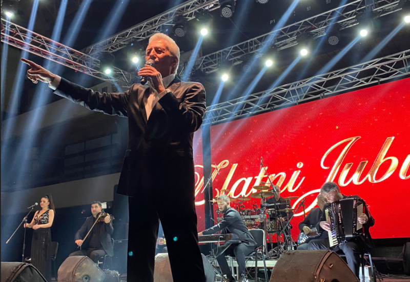 Nastavlja se slavlje povodom ZLATNOG JUBILEJA 50 GODINA KARIJERE! Miroslav Ilić počeo koncert u prepunom Spensu