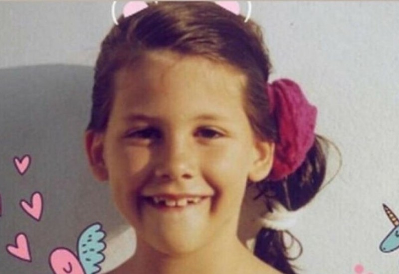 ZADRŽALA JE DOBRO POZNATI LIK: Znate li ko je pjevačica sa slike?