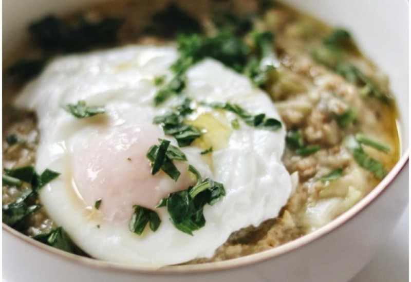 Malo drugačiji doručak: Zobena kaša s tikvicom i poširanim jajima