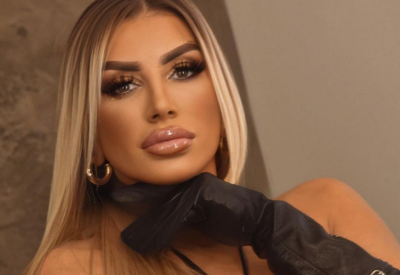 Bahata Dalila uživa kao razvedena žena: Skida se u klubu, baca pare i kiti pjevačice