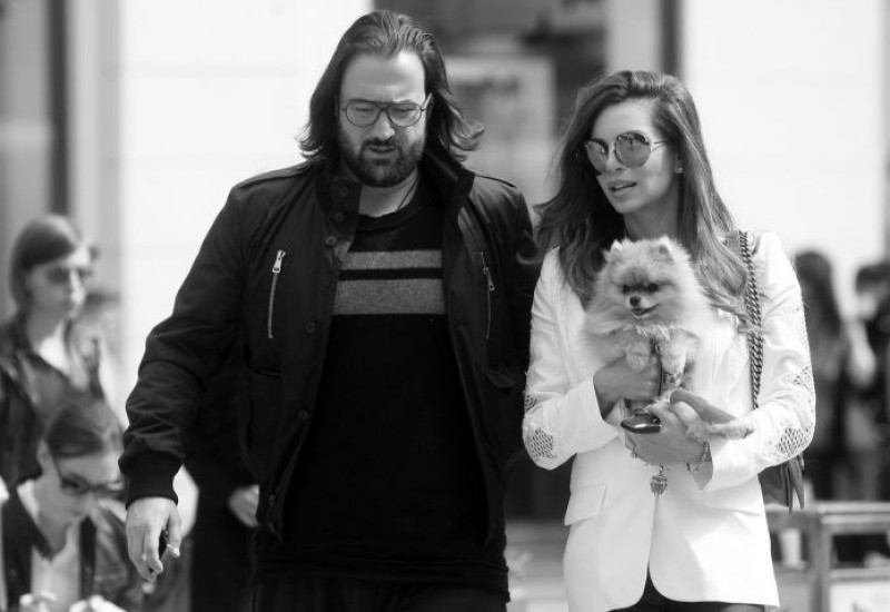 Na Vidojevom grobu pojavila se misteriozna plavuša: Udovica Nikolina nije došla, a ona spustila bijelu ružu i sve vrijeme ovo radila!