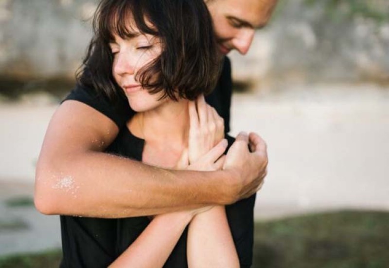 Način na koji vas muškarac grli otkriva njegove PRAVE NAMJERE, jedan je ozbiljan znak za uzbunu!