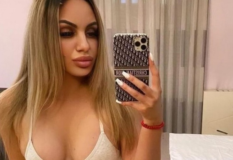 NABUDŽEN DEKOLTE: Promijenila imidž, pa ispozirala u seksi kombinaciji!