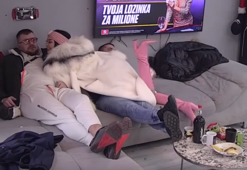 Maja riješena da PONOVO OSVOJI Janjuša, igra "Maše i mede" opet aktivna: JAŠKO, POLJUBI ME!