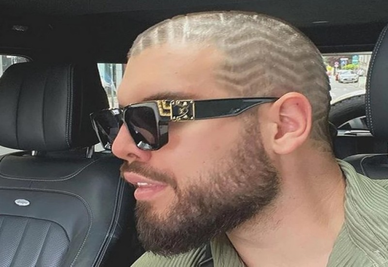 "A MOŽDA IMA DVE MAME" Adam Adaktar sve FRAPIRAO izjavom - ODGOVORIO na škakljiva pitanja