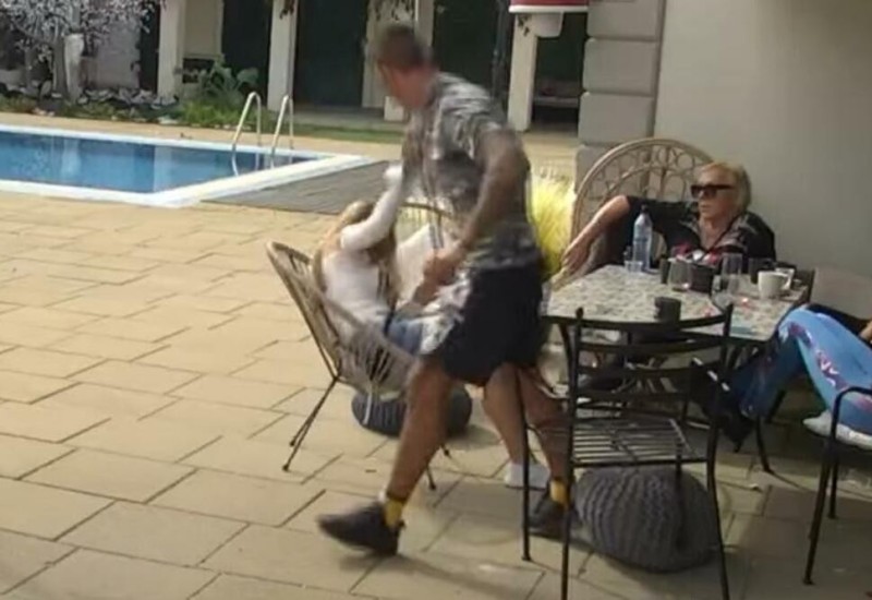 UROŠ ĆERTIĆ PONOVO DEMONSTRIRA SILU! Nasrnuo na najmlađu zadrugarku, ISPOLIVAO je i PLJUNUO, a ona mu se ovako OSVETILA! ŠOK!