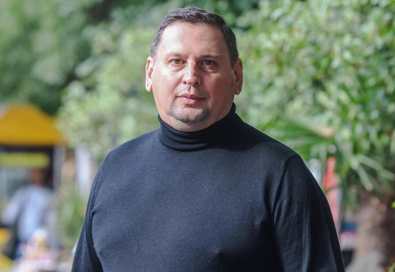 “JA SE MUČIM DA JE SKUĆIM, A ONA SE VRAĆA NJEMU!” Majin otac očajan zbog pomirenja sa Carem