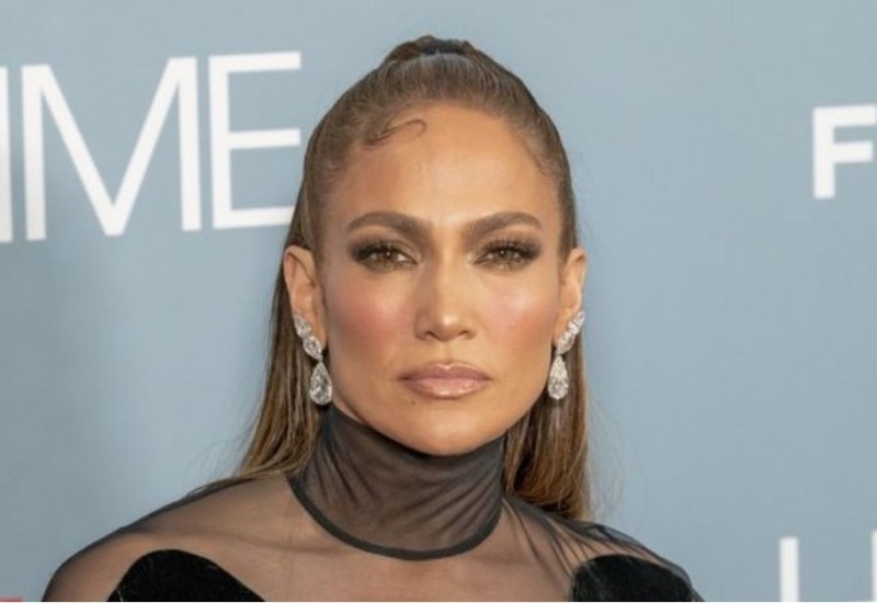 Istakla figuru: Dženifer Lopez pobrala simpatije u crnoj haljini VIDEO