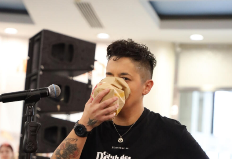 NIŠTA OD DIJETE: Marija miriše kesu od hamburgera, a Sanja Vučić navalila na ćevapčiće