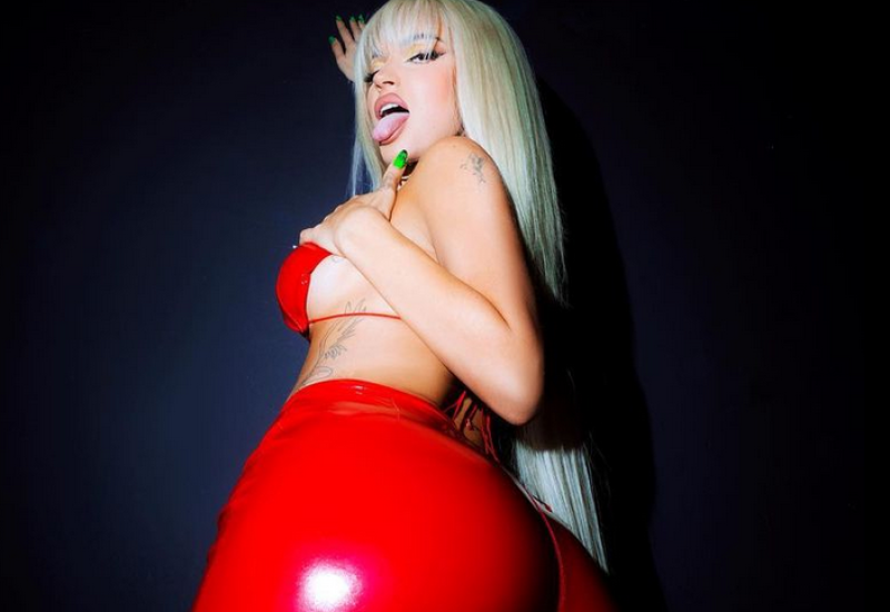 TEODORA KAO SA ONLIFENSA: Skandalozno izdanje pjevačice napravilo pometnju