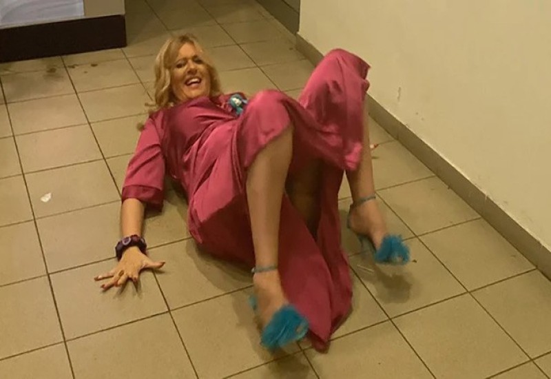 PROSULA SE PRED SVIMA! Jelena Golubović se srušila na pod, valjala se u Šimanovcima! Pogledajte kako je pala!