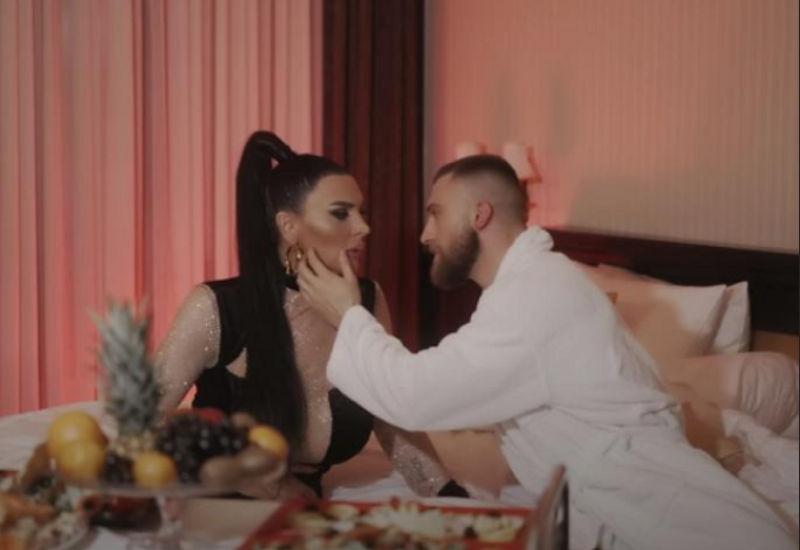 ELEKTRA ELIT U ZAGRLJAJU GOLIŠAVOG MUŠKARCA: Procurile zajedničke fotografije