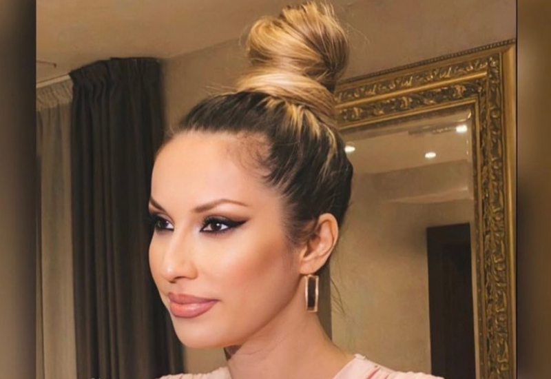 Rada Manojlović „kraljica bakšiša“: Kite je hiljadarkama, novac joj spada sa glave (FOTO)