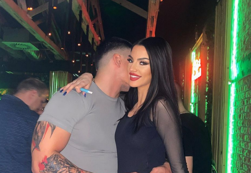 U zagrljaju svog izabranika: TARA SIMOV POKAZALA TRUDNIČKI STOMAK!