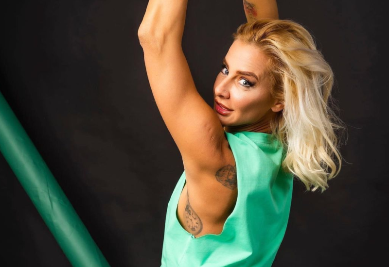 MILICA DABOVIĆ U SEKSI TRIKOU ZAVODILA MUŠKARCA! Golišava se valjala po krevetu, evo šta mu je TEPALA