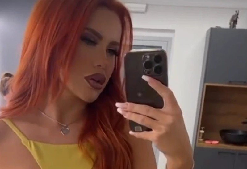 Sanja Stanković se ofarbala u crveno, pa obukla NIKAD UŽU HALJINU, GRUDI ISPLIVALE!