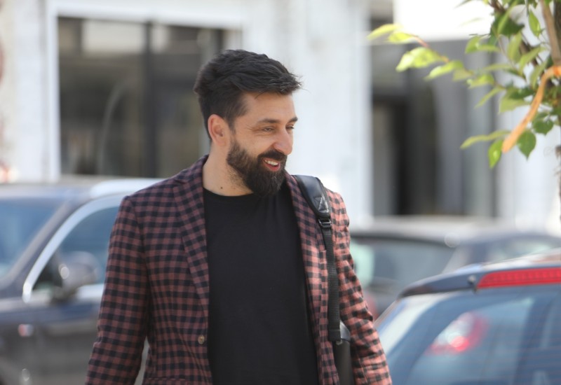 ŠTIKLE, DUGA KOSA, MINI ŠORTS I SVILENE ČARAPE: Ognjen Amidžić obučen kao žena, odmah reagovala i Lepa Brena