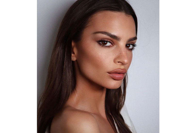 POZIRALI POTPUNO NAGI: Emili Ratajkovski i komičar Erik Andre na neobičan način ozvaničili vezu (FOTO, 18+)