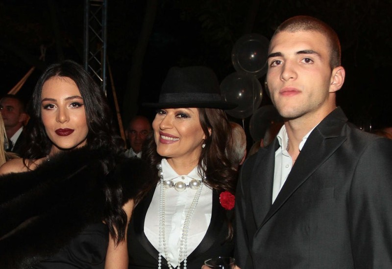 DOK VELJKO PROTESTUJE PROTIV GEJ PARADE, ANASTASIJA IH PODRŽAVA SVIM SRCEM