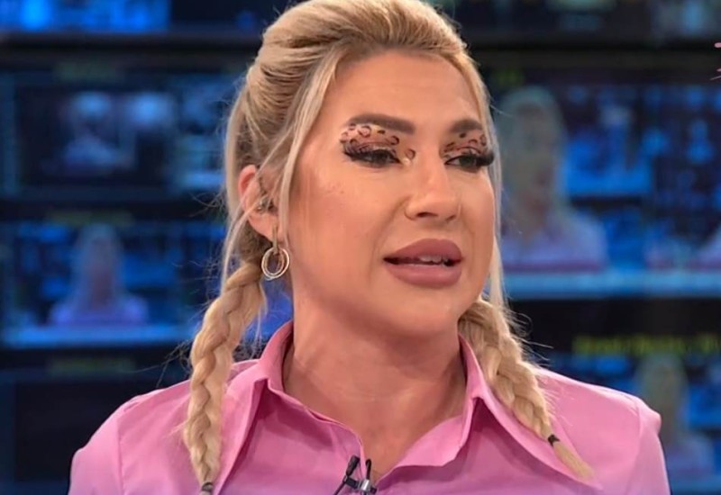 VOZI I PJEVA, A DIJETE NIJE VEZALA! Jovana Jeremić na meti osuda zbog NEODGOVORNOG ponašanja - "Šta bi bilo da zakoči?"