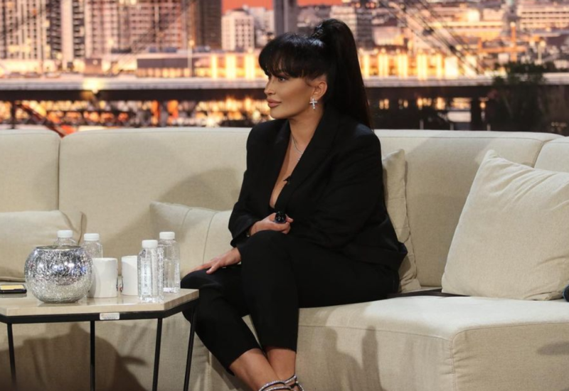 ZEMLJA JE RAVNA PLOČA, A MJESEC SAMO PROJEKCIJA: Srpska pjevačica ponovo briljirala u emisiji - "Nije bilo sletanja '69!"