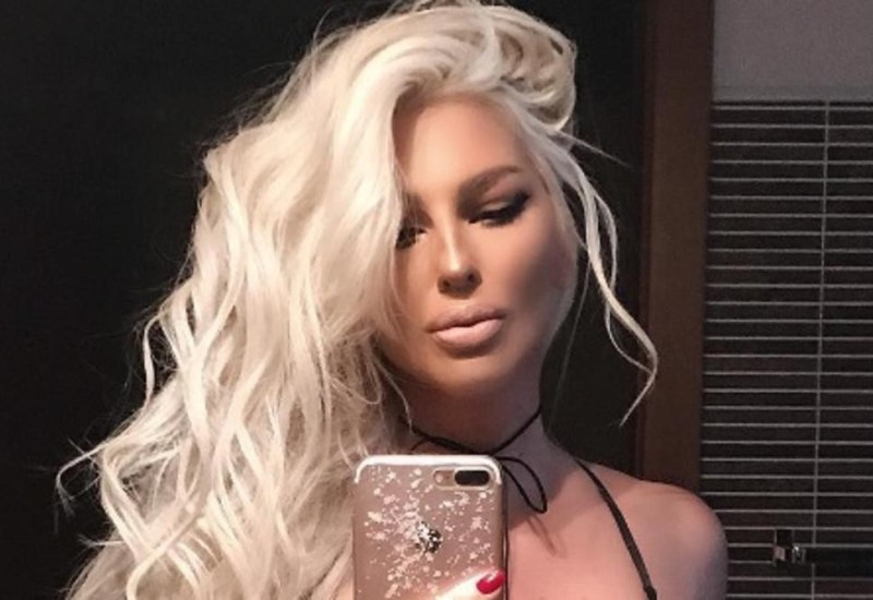 JK UHVAĆENA U CENTRU GRADA KAKO IZLAZI IZ KABRIOLETA ZGODNOG MACANA: Kamuflirana kačketom pokušala da se sakrije