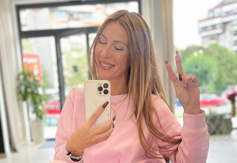 SNIMAK VESNE ĐOGANI BEZ BRUSA POGLEDALO 2 MILIONA LJUDI: Pjevačica u providnoj haljini napravila buru na mrežama