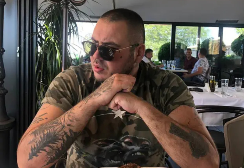 ISPLIVALE STARE FOTOGRAFIJE FILIPA CARA: Ošišan na ćelavo pozira pored ORUŽJA