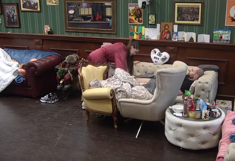 Anđela šokirala javnost ljubljenjem Zvezdanovih stopala, a onda je riješila da ode KORAK DALJE! Pogledajte ŠTA MU SADA RADI! (VIDEO)