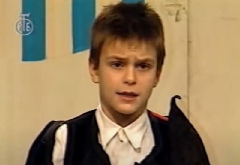 DA LI PREPOZNAJETE DJEČAKA SA FOTOGRAFIJE? Danas je MEGA popularan i pravi je MILJENINIK žena