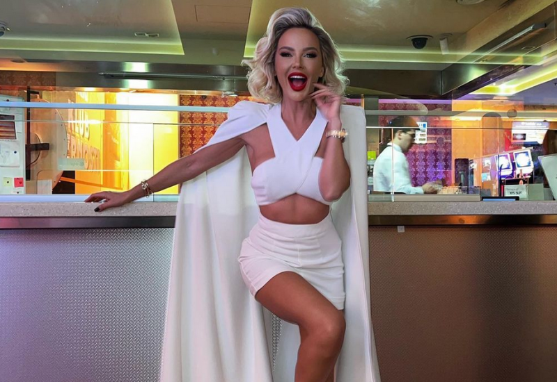 Maja Šuput kao Pamela Anderson: Pjevačica podsjetila na fatalnu plavušu (FOTO)