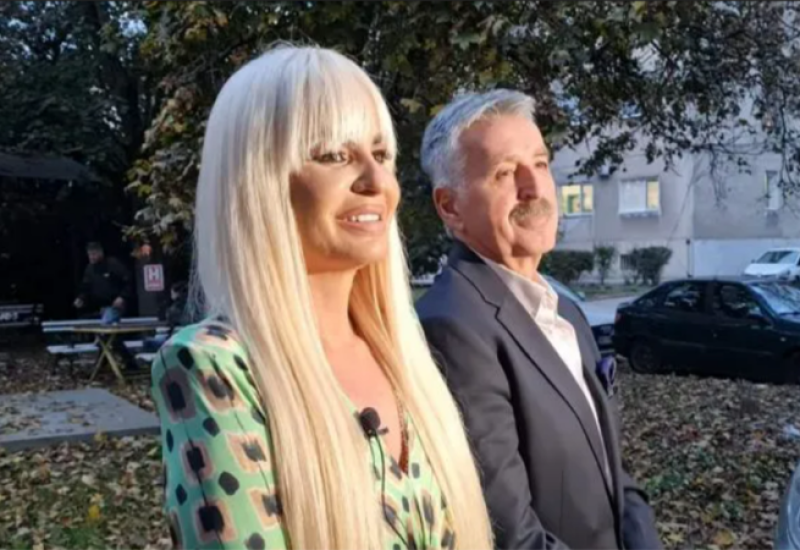 KAŽE DA JE PRAVI ŠVALER: Dok Džidža pjeva, Bosanac u ćošku sa pet žena