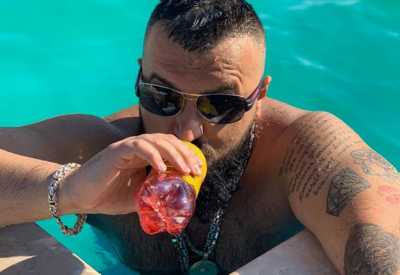 BUBA KAO POKRETNI BANKOMAT: Jasmina i Petra se takmiče za njegovu pažnju