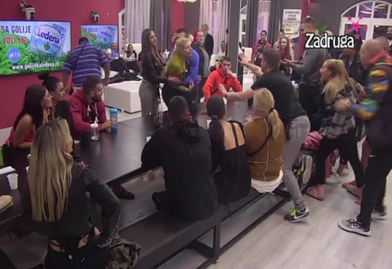 NAGLI PREKID EMISIJE: Anđela i Valentina zaratile za crnim stolom, pale najteže uvrede - VRIŠTANJE I URLICI NE PRESTAJU!